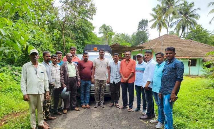 हिवाळे येथील मातीच्या खड्ड्यात पडलेल्या गव्याची वनविभागाने केली यशस्वी सुटका.