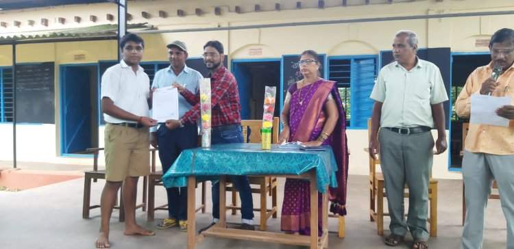 मसुरे येथे महसूल सप्ताह निमित्त विद्यार्थी व ग्रामस्थांना विविध दाखल्यांचे वितरण.