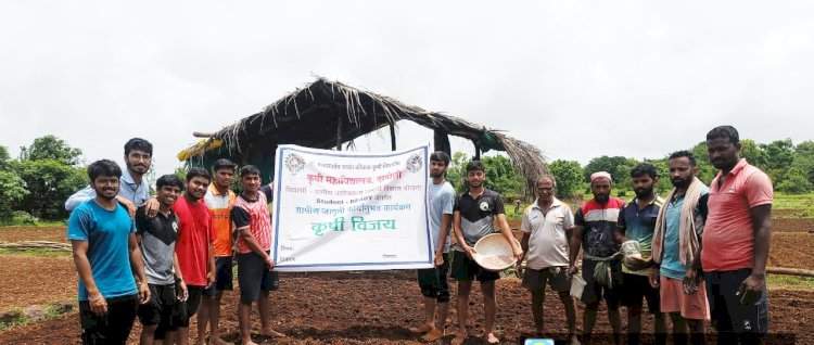 दाभोली येथे कृषी विद्यापीठाच्या विद्यार्थ्यांकडून शेतकऱ्यांना करण्यात आले मार्गदर्शन.