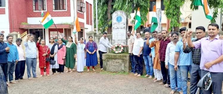 भाजपा वेंगुर्ला च्या वतीने ' मेरी मीट्टी - मेरा देश ' अभियान अंतर्गत हुतात्मा स्मारकाला पुष्षचक्र अर्पण करून अभिवादन.