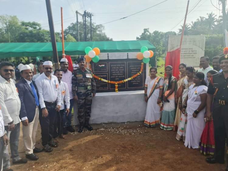 आडेली सरपंच यशस्वी कोंडसकर यांनी ध्वजारोहणाचा मान दिला माजी सैनिकाना.