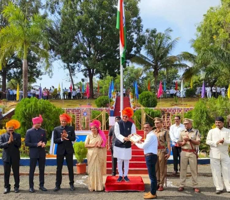 माणगाव तलाठी विश्वास शेणवी यांना उत्कृष्ट कर्मचारी गौरव पुरस्काराने सन्मानित.