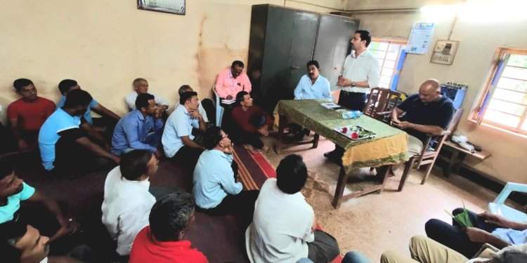 जिल्हा बँक दुग्ध व्यवसायिक शेतकऱ्यांना उद्भवणाऱ्या समस्यांवर उपाययोजना करणार : मनिष दळवी. बांदा येथे दुग्ध व्यवसायिक संस्थांचे चर्चासत्र संपन्न.