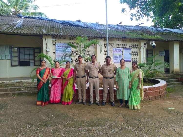 महिला उत्कर्ष समितीचा पोलिसांना राखी बांधून रक्षाबंधन साजरा.