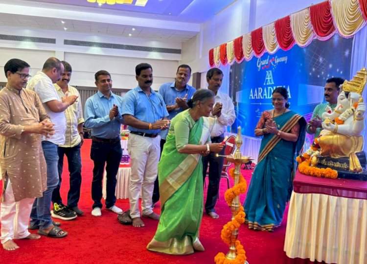 आराध्य सिनेमामुळे जिल्ह्यातील पर्यटनाला चालना मिळेल : सामाजिक कार्यकर्त्या रेणूताई गावस्कर. झाराप येथे आराध्य सिनेमा थिएटरचा शुभारंभ.