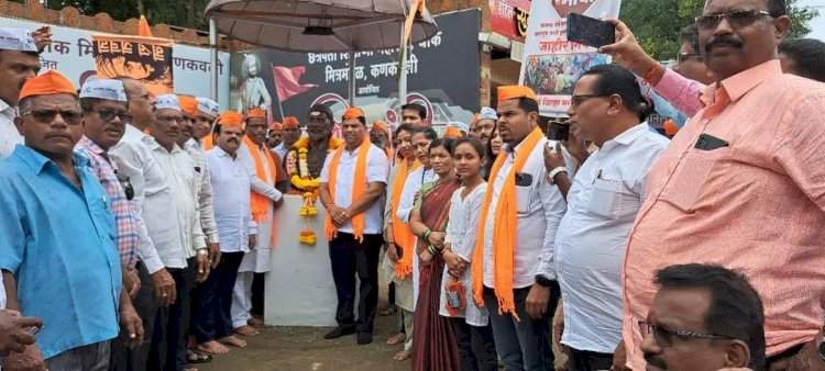 जालना जिल्ह्यात मराठा समाज उपोषणकर्त्यांवर पोलिसांनी केलेल्या लाठीचार्जचा कणकवलीत निषेध.  छत्रपती शिवाजी चौकातील छत्रपतींच्या पुतळ्यास हार घालून मोर्चाला सुरुवात.