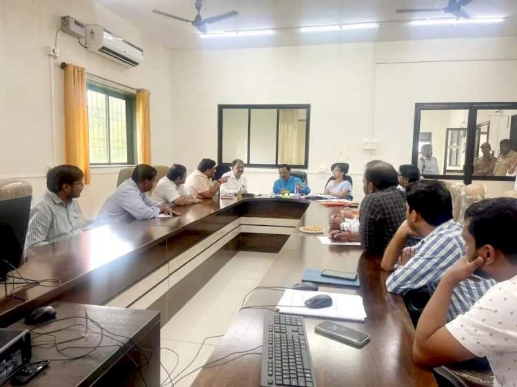 सिंधुदुर्ग शासकीय मेडिकल कॉलेजच्या कामकाजाचा खा.विनायक राऊत,आ.वैभव नाईक व जिल्हाधिकाऱ्यांनी घेतला आढावा. औषध पुरवठा आणि रुग्णसेवेबाबत डीन यांना दिल्या आवश्यक सूचना.