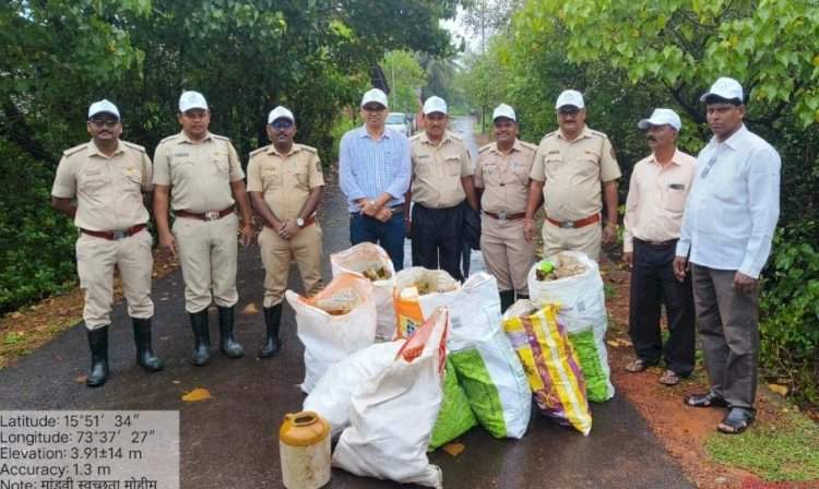 मांडवी खाडी येथे वनविभागाच्या वतीने कांदळवन स्वच्छ्ता मोहीम.