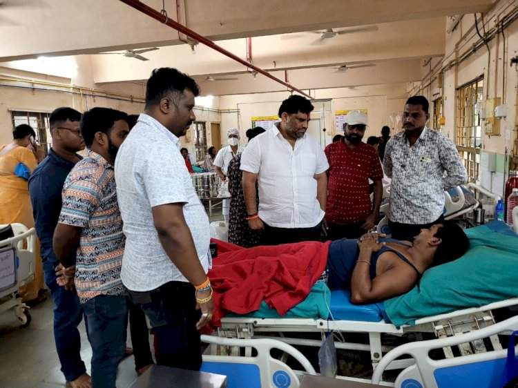 एसटीखाली सापडून जखमी झालेले चालक प्रकाश पवार यांची आ. वैभव नाईक यांनी रुग्णालयात केली विचारपूस.