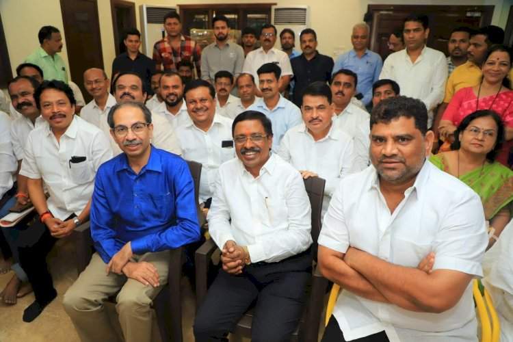 सिंधुदुर्ग रत्नागिरी लोकसभा मतदारसंघासाठी खा. विनायक राऊत यांच्या उमेदवारीवर शिक्कामोर्तब. मातोश्रीवर शिवसेना पदाधिकाऱ्यांची घेतली बैठक; लवकरच शिवसेना पक्षप्रमुख उद्धव ठाकरे सिंधुदुर्ग दौऱ्यावर.