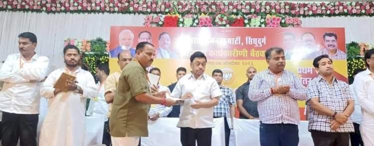 भाजपा जिल्हा कार्यकारिणी बैठकीत जिल्हा उपाध्यक्ष प्रसंन्ना उर्फ बाळु देसाई यांना केंद्रीय मंत्री नारायण राणे यांच्या हस्ते नियुक्तीपत्र प्रदान.