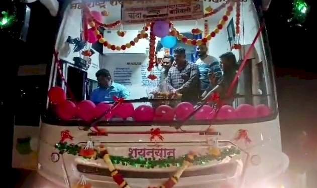 कुडाळमध्ये आ.वैभव नाईक यांनी चालविली एसटी शयनयान बस.