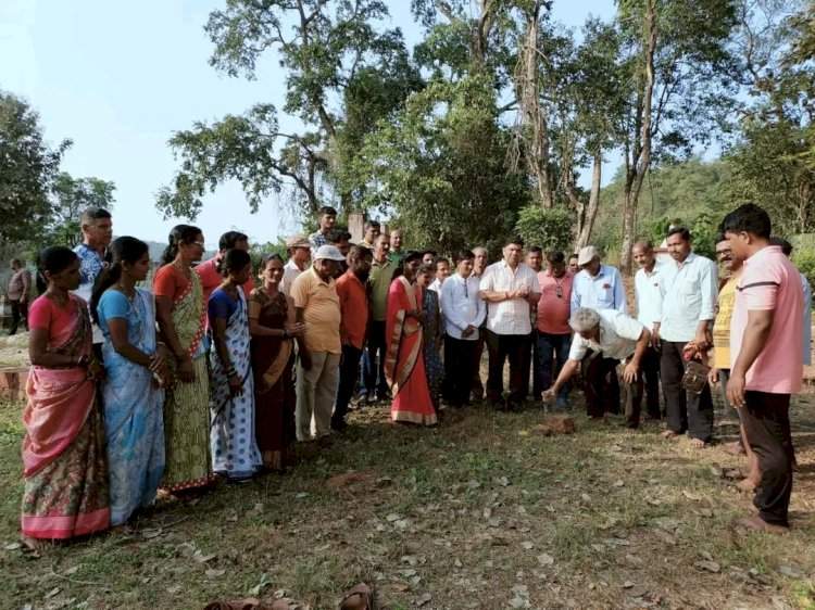 पळसंब येथे व्यायामशाळा इमारतीचे आ.वैभव नाईक यांच्या प्रमुख उपस्थितीत भूमिपूजन.  शिवसेना शाखाप्रमुख पदी वैभव सावंत तर युवासेना शाखाप्रमुख पदी कपिल  मुणगेकर यांची निवड.