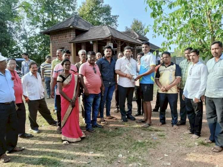 पळसंब येथे व्यायामशाळा इमारतीचे आ.वैभव नाईक यांच्या प्रमुख उपस्थितीत भूमिपूजन.  शिवसेना शाखाप्रमुख पदी वैभव सावंत तर युवासेना शाखाप्रमुख पदी कपिल  मुणगेकर यांची निवड.