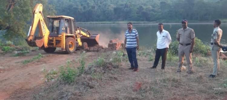 डांगमोडे, कोईल येथे कालावल खाडी किनारी उभारण्यात आलेले १२ अनधिकृत वाळू रॅम्प जमीनदोस्त.