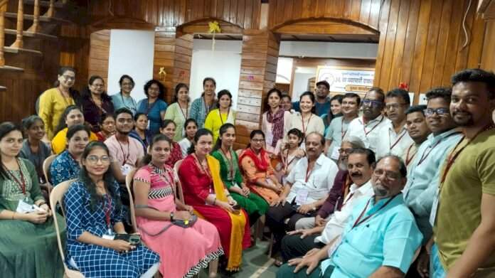 सर्वांच्या उत्स्फूर्त सहभागातून व्यापारी मेळावा यशस्वी करूया : जिल्हा कार्यवाह नितीन वाळके, मालवण व्यापारी संघ अध्यक्ष उमेश नेरूरकर. मालवण व्यापारी संघाच्या सदस्यांना ओळखपत्र वितरण.