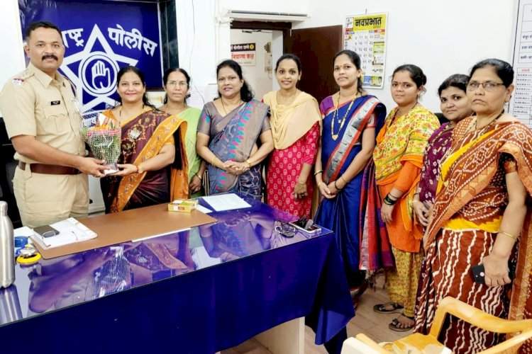 वेंगुर्ला भाजपा महीला मोर्चाच्या वतीने नुतन पोलीस निरीक्षक संदिप भोसले यांचे पुष्पगुच्छ देऊन स्वागत.