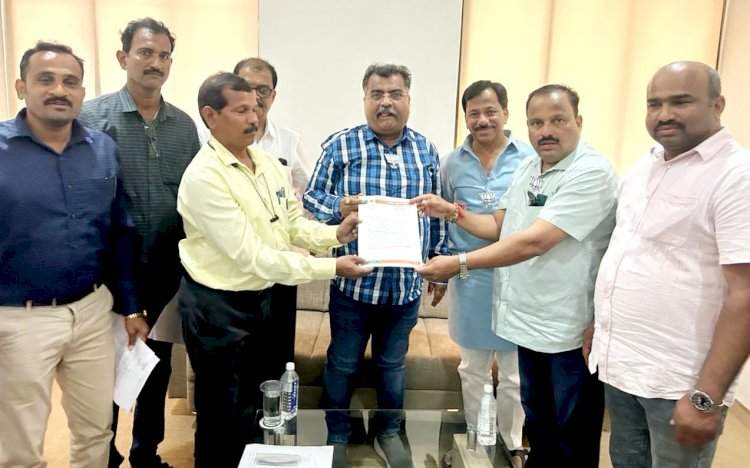 सिंधुदुर्ग जिल्ह्यातील शेतकऱ्यांना भेडसावणाऱ्या विविध समस्यांबाबत भाजपा किसान मोर्चाच्या वतीने पालकमंत्री रविंद्र चव्हाण यांचे लक्ष वेधले. पालकमंत्री रविंद्र चव्हाण यांनी कृषी मंत्री धनंजय मुंडे यांच्याशी फोन वरून चर्चा करुन सर्व समस्या मार्गी लावल्या.