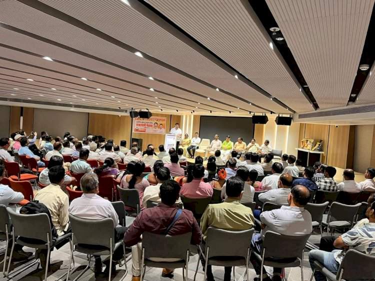 उद्धव ठाकरे यांना पुन्हा मुख्यमंत्री करण्याचा चाकरमान्यांचा निर्धार. मुंबई शिवसेना भवन येथे कुडाळ मालवण वासिय चाकरमान्यांच्या मेळाव्याला मोठा प्रतिसाद.