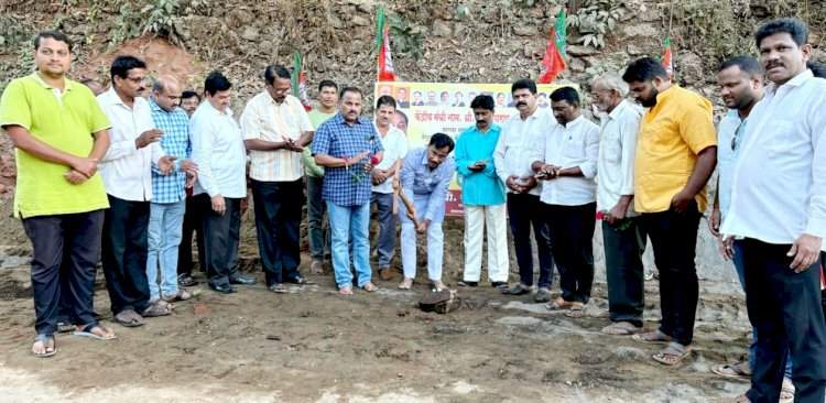केंद्रीय मंत्री नारायण राणे यांच्या खासदार निधीतून मंजुर झालेल्या संरक्षक भिंतीचे राजन तेलींच्या हस्ते भूमिपूजन.