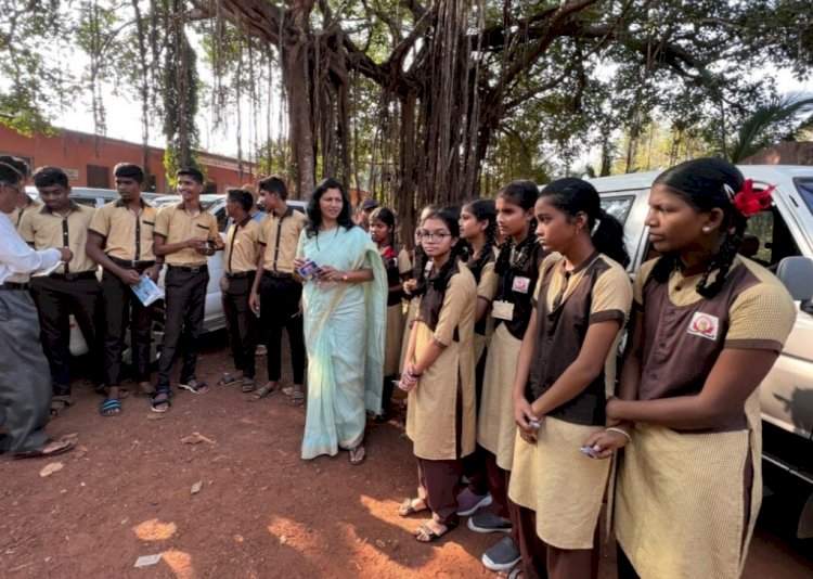 दहावीच्या परिक्षार्थ्यांसाठी अर्चना घारे परब यांच्याकडून परीक्षा केंद्रापर्यंत वाहन व्यवस्था. वेंगुर्ला, सावंतवाडी, दोडामार्ग तिन्ही तालुक्यात अर्चना फाउंडेशनचा स्तुत्य उपक्रम.