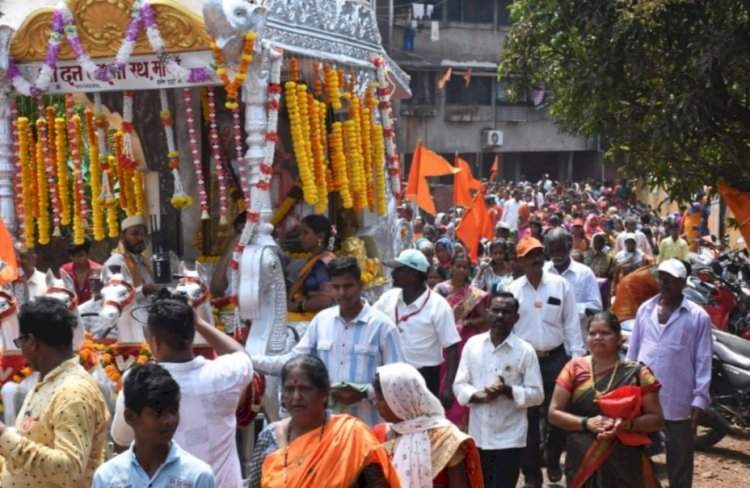 देवगड येथे नरेंद्र महाराज यांच्या पादुकांचा दर्शन सोहळा उत्साहात संपन्न.