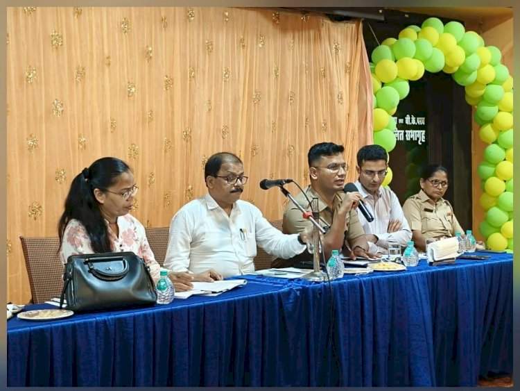 निवडणूक प्रक्रियेत क्षेत्रीय अधिकाऱ्यांची भूमिका महतत्वपूर्ण : जिल्हा निवडणूक अधिकारी किशोर तावडे.  क्षेत्रीय पेालिस अधिकारी व सर्व क्षेत्रीय अधिकारी यांची बैठक संपन्न.