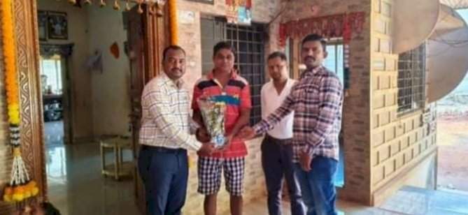 लघुपाटबंधारे विभागाच्या उपकार्यकारी अभियंता श्रीमंगले यांच्या हस्ते सामजिक कार्यकर्ते बबली राणे यांचा सत्कार.