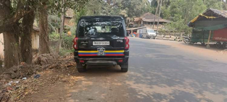 आजगाव येथील त्या उभ्या असलेल्या पोलिसांच्या वाहनामुळे नागरिकांमध्ये भीतीचे वातावरण.