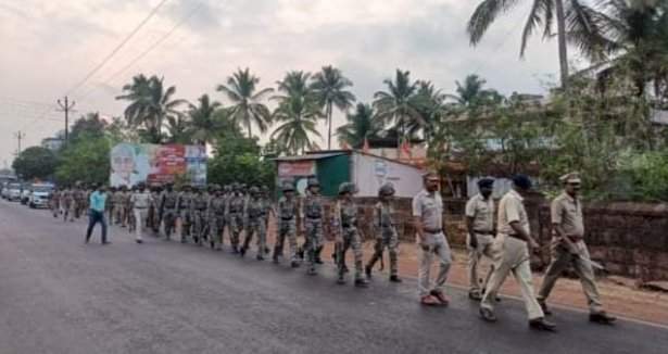 आगामी लोकसभा निवडणूक पार्श्वभूमीवर देवगड जामसंडे शहरात पोलिसांचे संचलन.