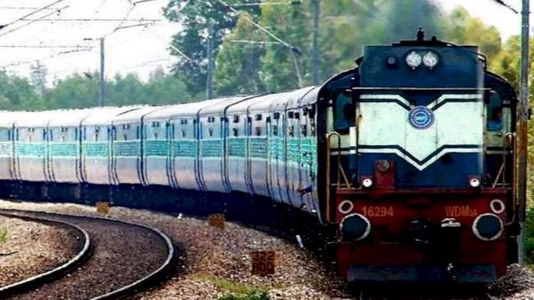 कोकण रेल्वे मार्गावर आठवड्यातून तीन दिवस चालणारी समर स्पेशल उद्यापासून धावणार. मुंबई गोवा मार्गावर ४ जून पर्यंत तर गोवा मुंबई मार्गावर ५ जून पर्यंत धावणार.