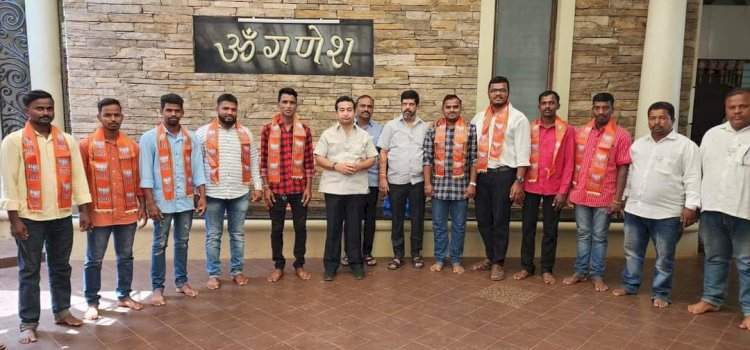खांबाळे गावातील उद्धव बाळासाहेब ठाकरे पक्षाच्या कार्यकर्त्यांचा भाजप पक्षात प्रवेश.