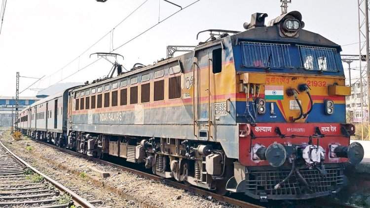 कोकण रेल्वे मार्गावर पनवेल ते मडगाव आणि पनवेल ते सावंतवाडी दरम्यान विशेष रेल्वेगाड्या धावणार.
