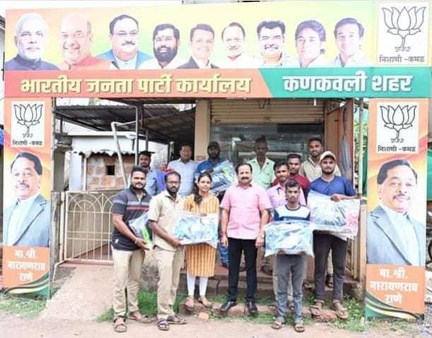 माजी नगराध्यक्ष समीर नलावडेंकडून कणकवली शहरातील  वायरमनांना मोफत रेनकोट व छत्री वाटप.