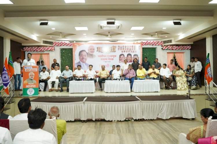 कुडाळ येथे सिंधुदुर्ग जिल्हा महायुती पदवीधर निवडणूक आढावा बैठक संपन्न. महायुतीकडून पदवीधर मतदार संघाचे उमेदवार निरंजन डावखरे.