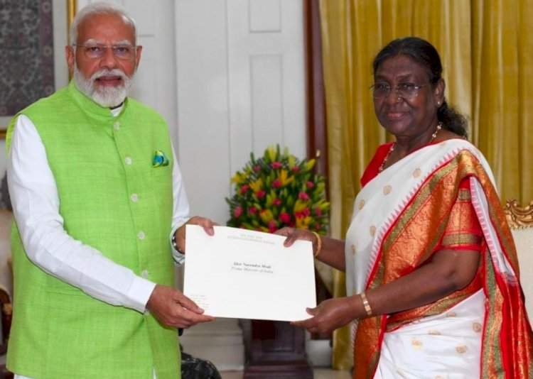 नरेंद्र मोदींनी राष्ट्रपती द्रौपदी मुर्मू यांच्याकडे पंतप्रधानपदाचा राजीनामा दिला. राष्ट्रपतींकडून राजीनामा मंजूर.
