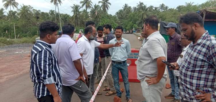 उभादांडा मानसीश्वर येथील पाणीपुरवठा पाईप लाइनसाठी चालू असलेले खोदकाम ग्रामस्थांनी रोखले.