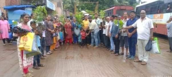 युवासेना प्रमुख आदित्य ठाकरे यांच्या वाढदिवसानिमित्त मालवण येथे रोप वाटप कार्यक्रम संपन्न.