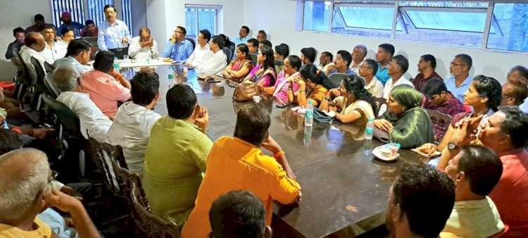 पराभवाला खचून न जाता उद्याच्या विजयाकडे झेपावण्याची ताकद ठेवा : विनायक राऊत. कणकवली विजय भवन येथे शिवसेना, इंडिया आघाडीच्या पदाधिकाऱ्यांची बैठक संपन्न.