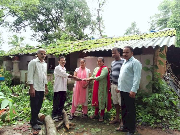 मणेरी बडमेवाडीतील संतोष पवार यांना आमदार दीपक केसरकर यांच्या माध्यमातून मदतीचा हात.