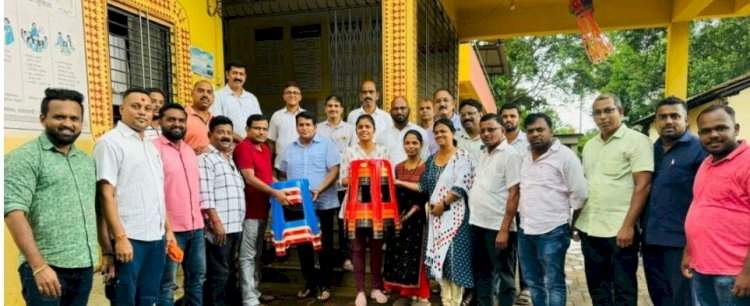 आमदार नितेश राणे यांच्या वाढदिवसानिमित्त जावेद खतीब यांच्याकडून बांदा प्राथमिक आरोग्य केंद्रात टेबल वाटप.