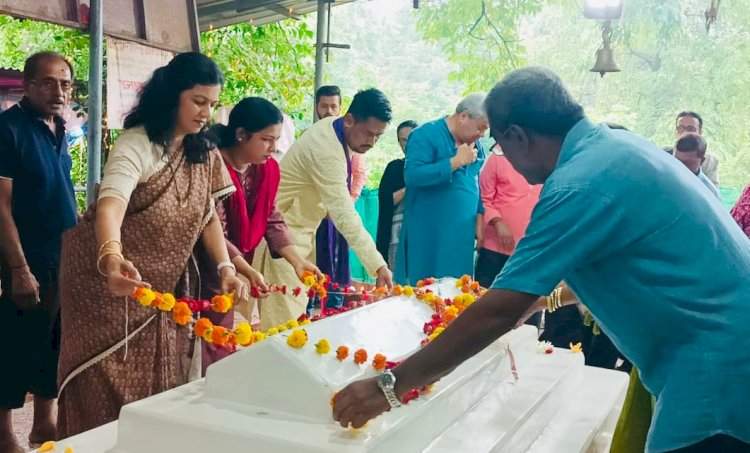 माझ्या कोकणाला सुख समृद्धी, निरामय आरोग्य लाभू द्या; अर्चना घारेंचे सद्गुरु मियाँसाब चरणी साकडे. पुण्यतिथीनिमित्त घेतले प.पू.मियाँसाब यांचे दर्शन.
