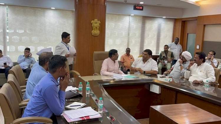 सिंधुदुर्ग जिल्ह्यातील शेतकऱ्यांचे माकडांपासून होणाऱ्या नुकसानीबाबत आमदार वैभव नाईक यांनी वेधले वनमंत्र्यांचे लक्ष. विधानभवन, मुंबई येथे हिवाळी अधिवेशना दरम्यान वन्यजीवांपासून होणाऱ्या नुकसानीच्या आढावाबाबत वनमंत्र्यांसोबत बैठक संपन्न.