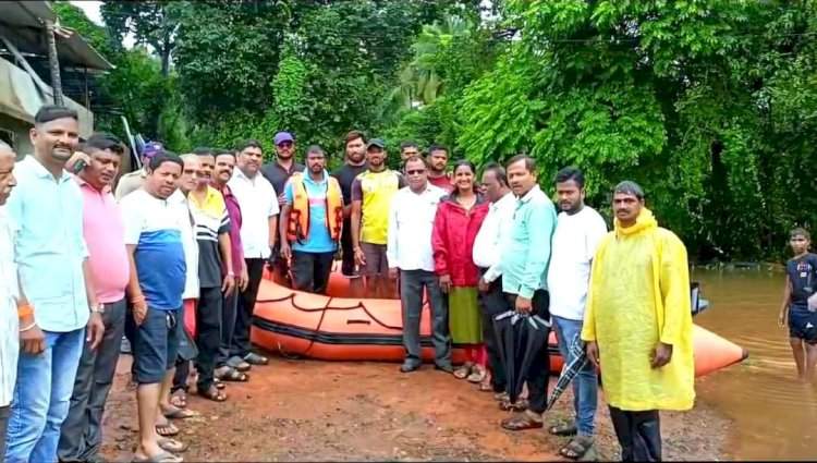 पूरस्थितीमुळे कुडाळ तालुक्यात झालेल्या नुकसानीची आ. वैभव नाईक यांनी केली पाहणी.  एन.डी.आर.एफ.च्या टीम समवेत पूरग्रस्त भागात दिली भेट.