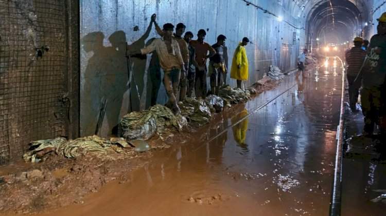 कोकण रेल्वेची वाहतूक तब्बल १६ तासानंतर पुर्ववत सुरू.