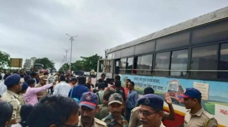 रत्नागिरी जिल्ह्यातील स्थानकांवर अडकून पडलेले रेल्वे प्रवासी २५ बसेसद्वारे मुंबईकडे रवाना.