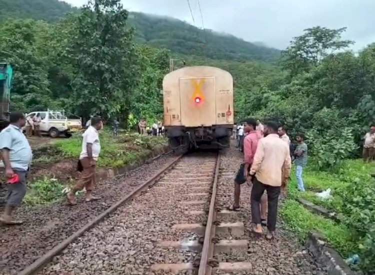 कोकण रेल्वेची वाहतूक तब्बल २६ तासांनंतर सुरू; मांडवी एक्स्प्रेस मुंबईच्या दिशेने रवाना.