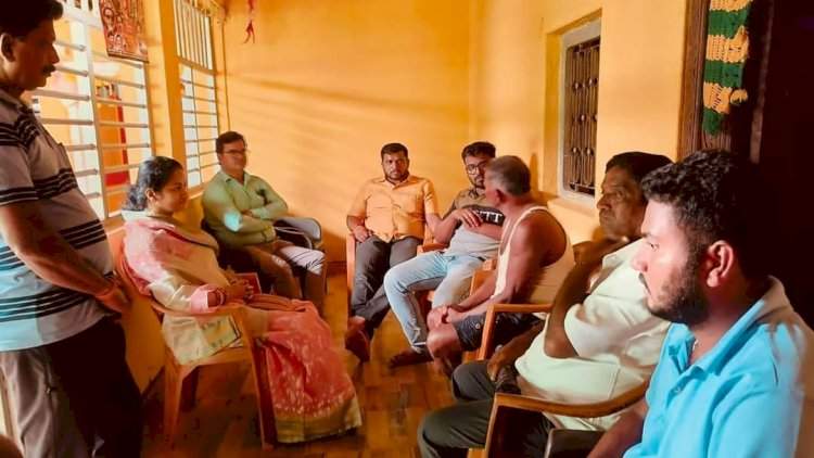 बिळवस येथील चंदू पाताडे यांना आमदार वैभव नाईक यांच्याकडून आर्थिक मदत.