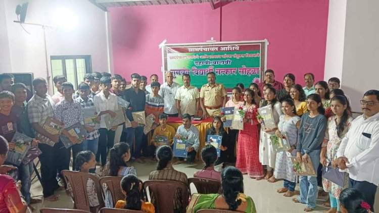 विद्यार्थ्यांनी अभ्यास करताना सोशल मीडिया पासून दूर रहावे : राजकुमार मुंडे. आशिये ग्रामपंचायतच्या वतीने गुणवंतांचा सत्कार समारंभ संपन्न.