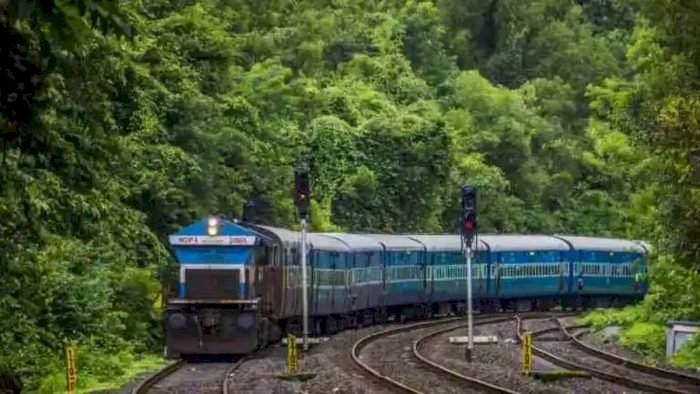 गणेशोत्सवासाठी पश्चिम रेल्वेकडून कोकण रेल्वे मार्गावर ६ विशेष रेल्वे गाड्या सोडण्याचा निर्णय; उद्यापासून आरक्षणास होणार सुरुवात.